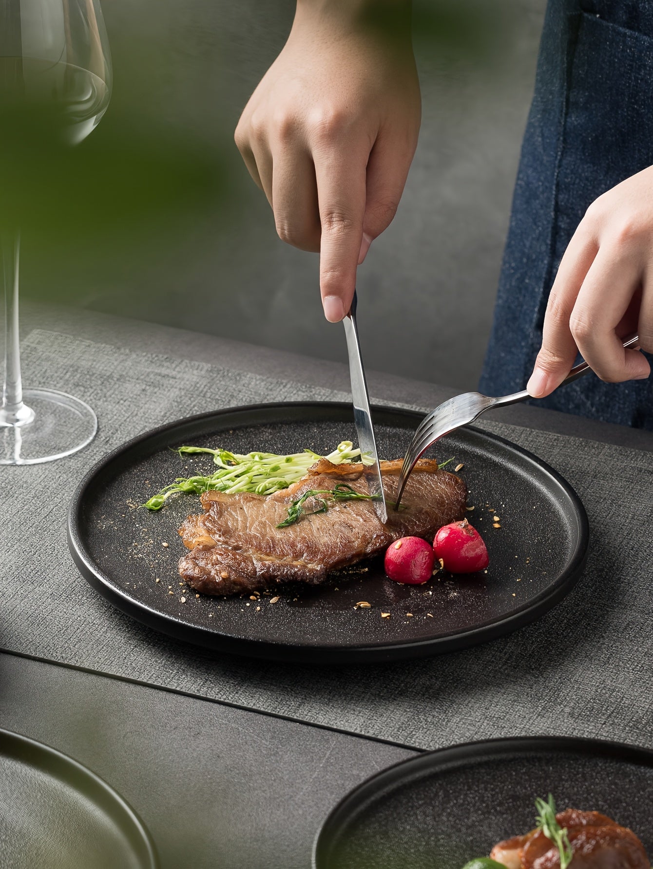 2-Pack Ceramic Dinner Plates - Matte Textured Steak Plates with Golden Rim
