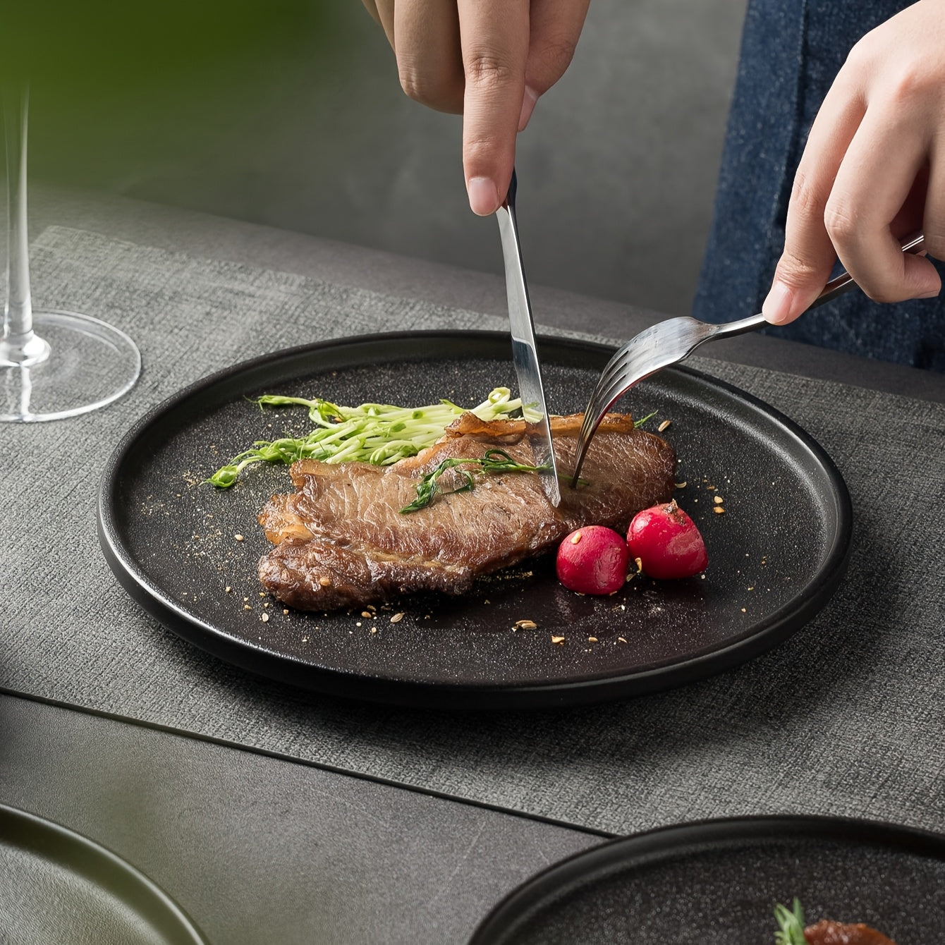 2-Pack Ceramic Dinner Plates - Matte Textured Steak Plates with Golden Rim